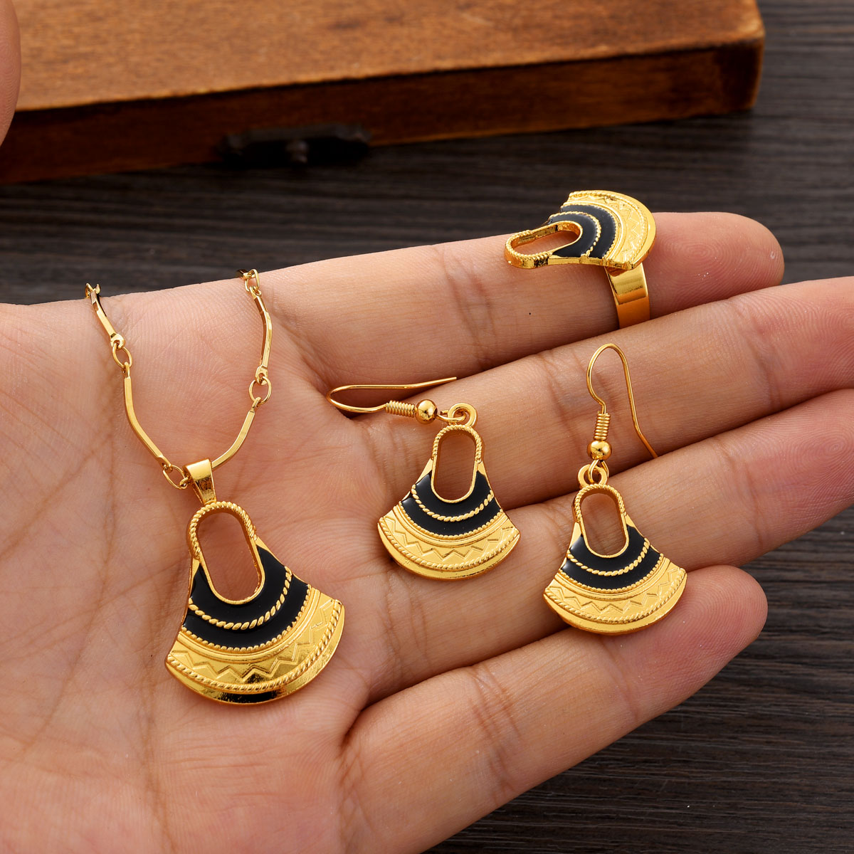 Fashion PNG Gold Color Jewelry - Women Accessories Png recension och pris